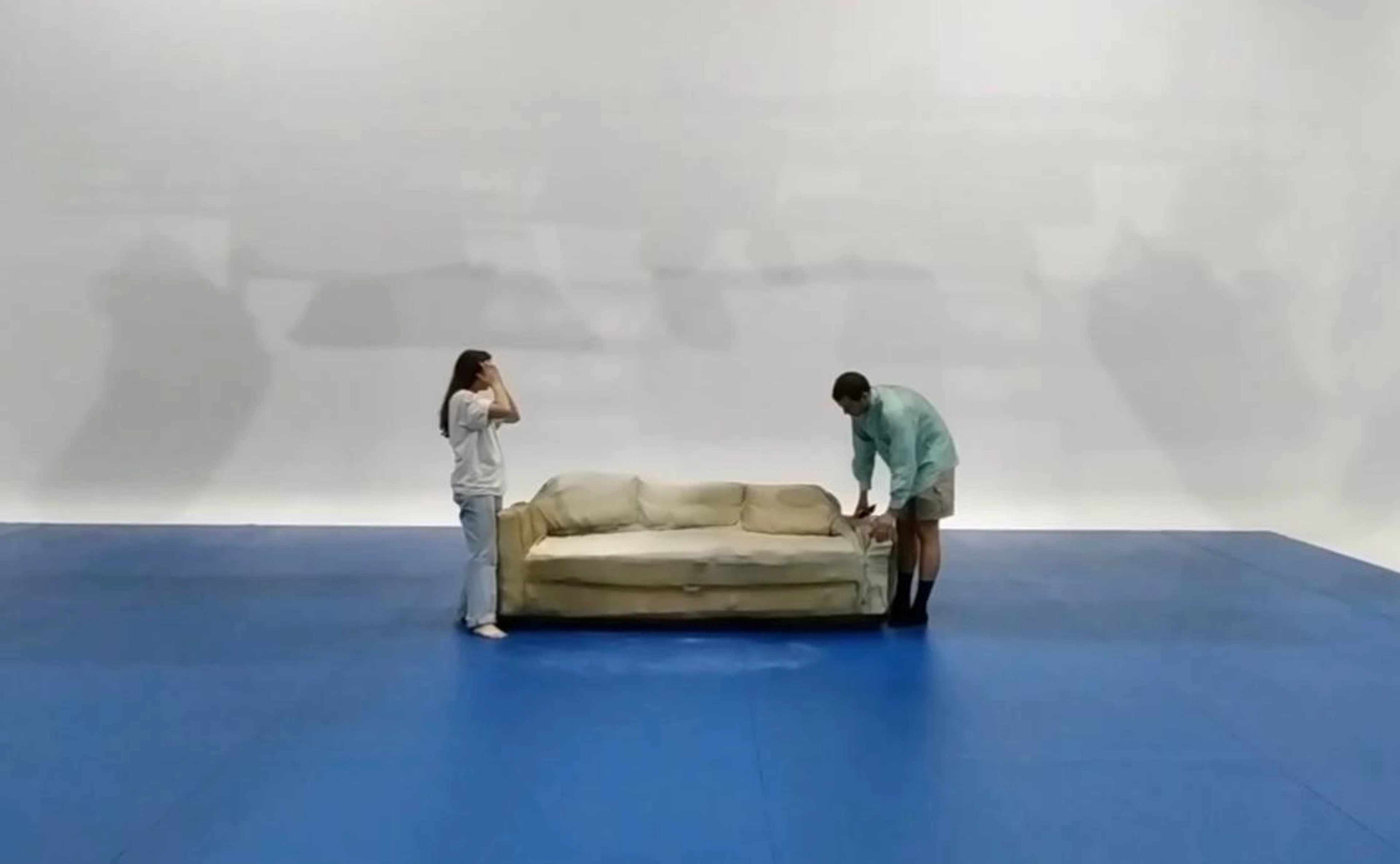 AROUND 5 COUCHES